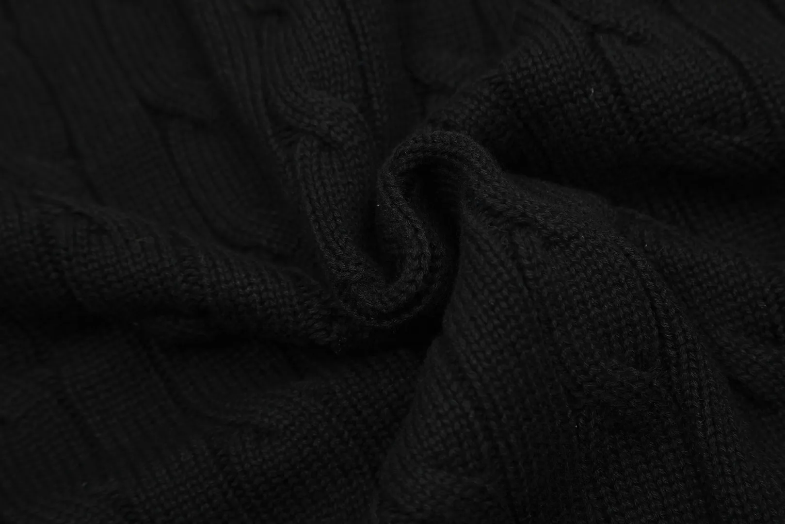 P270 Top quality" Style number: DS013# [Ralph Lauren V-neck solid color pony embroidered logo twist knitted cardigan] ✅Ralph Lauren classic basic versatile all-season couple knitted cardigan jacket ✅Main supplier platform live broadcast Wholesale entities will be replenished if out of stock, will not be removed from the shelves ✅ZP quality 1:1 version Scan the code to enter the GF website Counter quality ✅Detailed quality The only one in Guangzhou Imported quality cotton yarn, focusing on high-end Needless to say, cost-effective and good quality. ✅The version is restored to the original size. The maximum size can be worn up to 200 pounds. Loose, comfortable and stress-free. ✅The upper body is simple and easy to match. A must-have for ootd. Good-looking clothes are never picky. A must-have for men and women with the same style. Recommended for couples. Size: S-XL. Color: black, navy, off-white, gray, light blue, khaki.